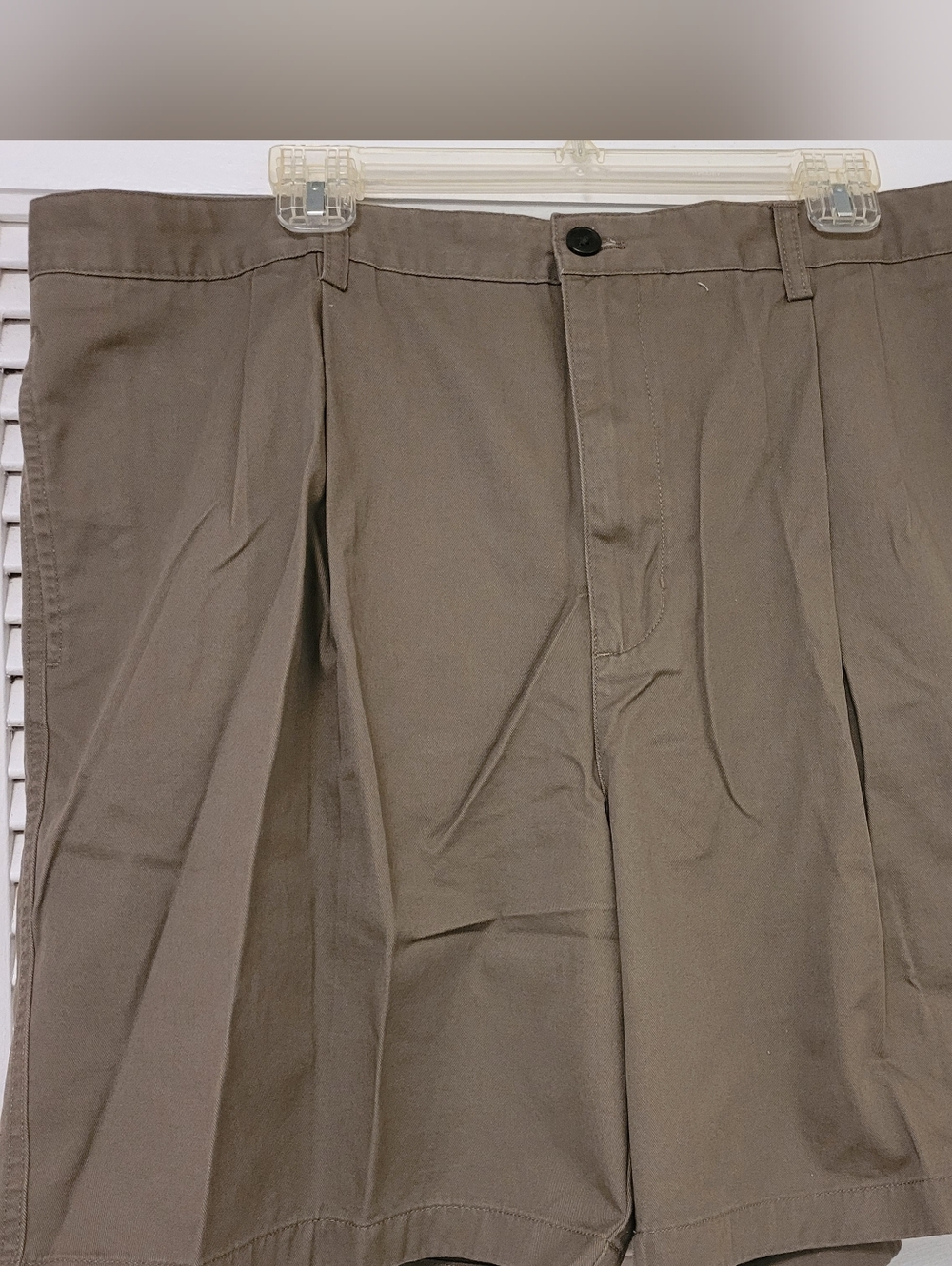 NWT Men's CHAPS Classic Pleated Khaki Shorts - Olive Taupe